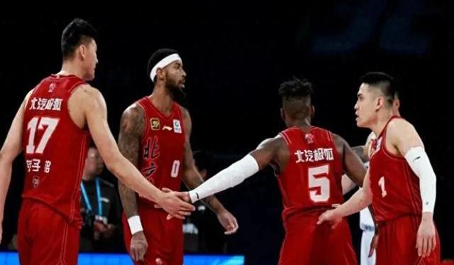 里程碑夜！深圳队单刀错失；欧篮联赛后刷纪录；话题不断；资深球员宣示担当的简单介绍