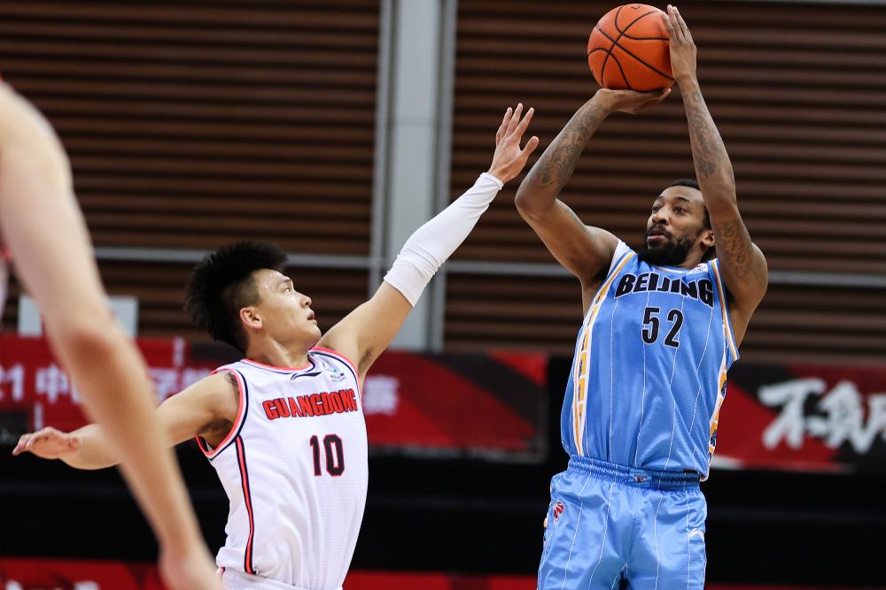 篮球大奖赛，岭东海豚队与江畔铁骑队逆转，体能对抗拉满！豪门底蕴再次显现(重生在篮球火)