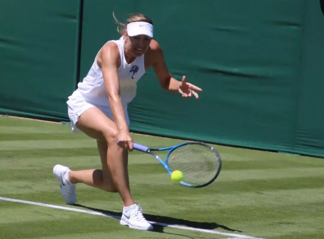  李娜与莎拉波娃正在进行第一局对决 