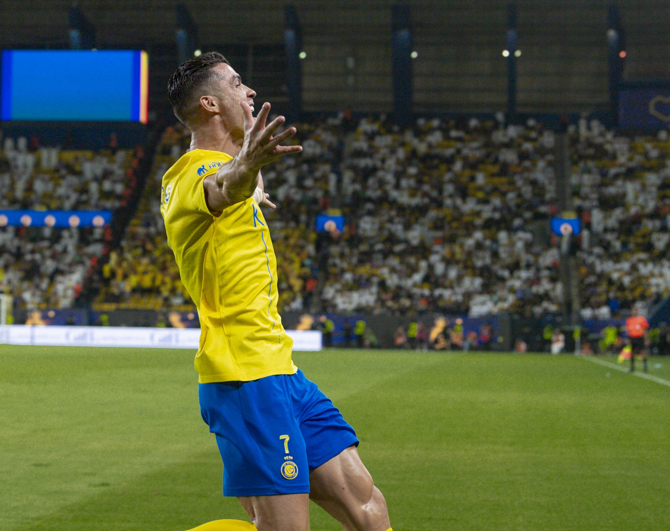 C罗回归赛场，逆转首场状态亮眼，切尔西观众沸腾！的简单介绍